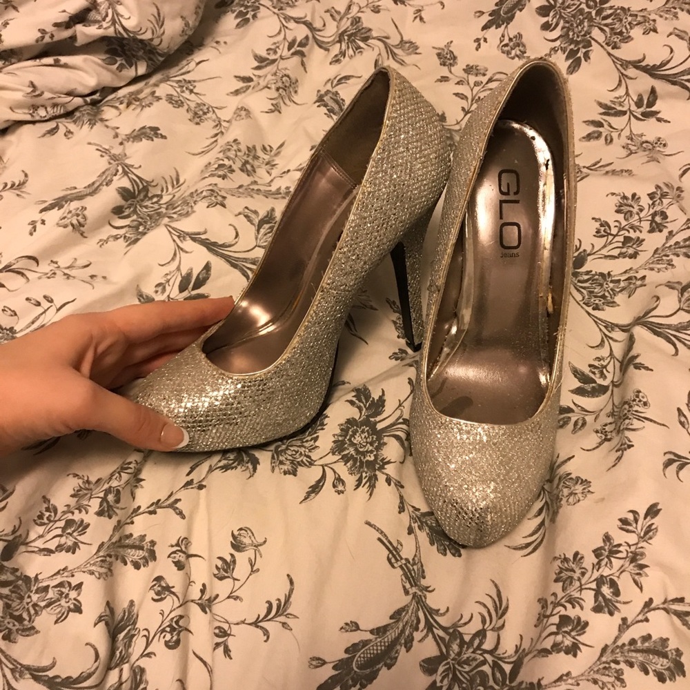 Glo silver glitter heals. Size 8 - Picture 2 of 5